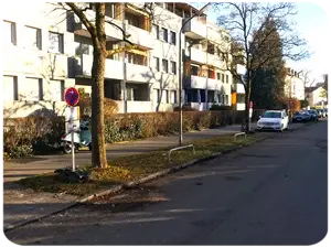 Beschilderung mit Halteverbotsschilder in München Moosach für einen Schuttcontainer und eines Kran.